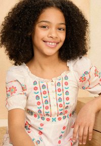 Love & Roses CONTRAST EMBROIDERY SMOCK  REGULAR FIT - Denné šaty - white