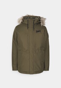 Maslinasto zeleni parkas s kapuljačom obloženom krznom, dva prednja džepa i zatvaranjem na zip. Ima logo na gornjem lijevom dijelu prsnog koša.
