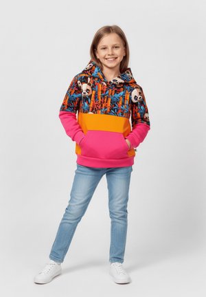 Kolorowa bluza z kapturem z nadrukiem pandy na czarnej górnej części, pomarańczowej środkowej i różowej dolnej. Posiada kieszeń kangura i sznurek do regulacji kaptura.