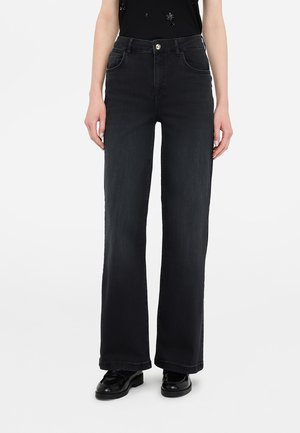 Jeans neri a gamba larga in denim, con vita alta, tasche frontali e chiusura a bottone dorato in vita.