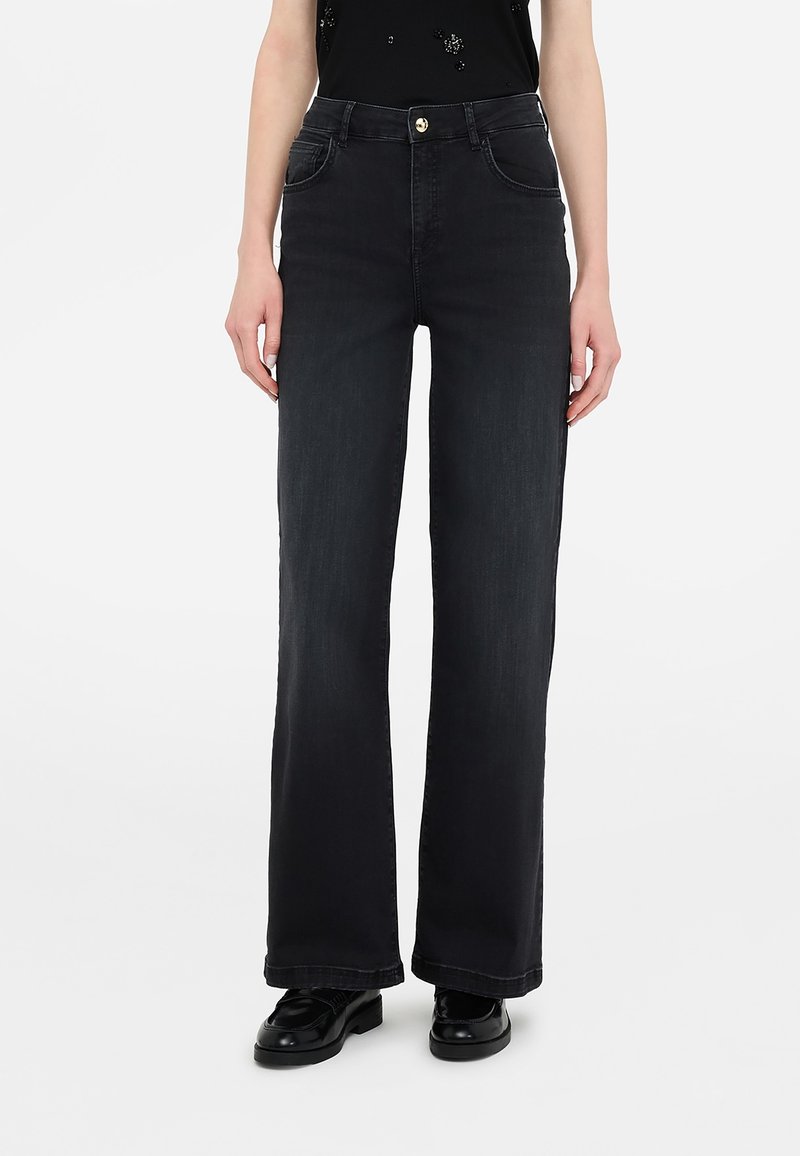 Jeans neri a gamba larga in denim, con vita alta, tasche frontali e chiusura a bottone dorato in vita.