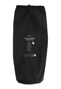 Zwarte stoffen opbergzak voor een zelfopblazend slaapmatras, voorzien van witte tekst met afmetingen en gebruiksiconen die op het oppervlak zijn gedrukt.