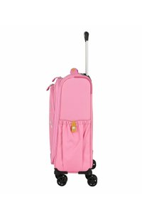 Valigia rosa con finitura testurizzata, manico estraibile, ruote nere e tasca laterale dotata di una cinghia gialla per un accesso facile.