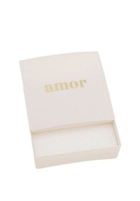 Vit rektangulär låda med ett böjt lock, med ordet "amor" i guldtext på framsidan. Interiören är tom och mjuk i texturen.