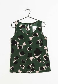 Ärmlös grön blommig topp med ett abstrakt mönster i svart och blekrosa, tillverkad av lättviktig tyg, hängande på en svart galge.