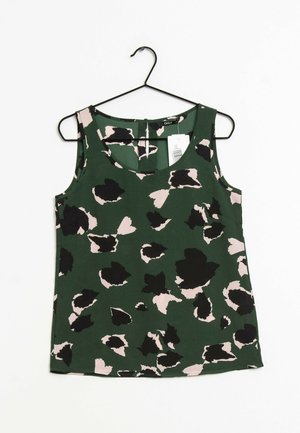 Top senza maniche verde floreale con un motivo astratto in nero e blush, realizzato in tessuto leggero, esposto su un gancio nero.