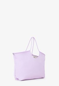 Borsa a spalla lilla con un design minimale, dotata di due spallacci e un'apertura a forma di V nella parte superiore. Tessuto morbido, senza motivi visibili.