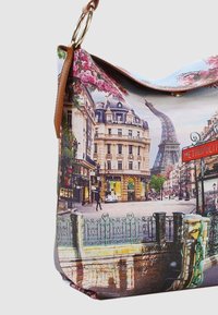 Borsa a mano con stampa di un paesaggio urbano di Parigi, realizzata in tessuto con una finitura liscia, completata da una tracolla in pelle marrone e accessori dorati.
