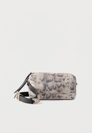 Geantă mică dreptunghiulară de umăr cu model piele de șarpe gri și negru, cu o curea de piele neagră și o cataramă decorativă argintie.