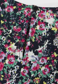 Lillkiri kangas, millel on roosa, lilla ja roheline lillemuster tumedal taustal. Sisaldab nööpidega sulgemist ja lõhiku detaili.