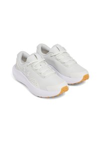 Scarpe sportive bianche con tomaia in rete, punta rotonda, suola ammortizzata e accenti arancioni in gomma sulla suola e sul tallone.