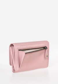 Portafoglio in pelle rosa con tasca con zip, caratterizzato da una texture liscia e un design minimalista. Dettagli includono un piccolo pattina e cuciture in contrasto.