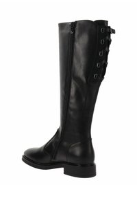 Bota de cuero negra hasta la rodilla con cremallera lateral y detalle de cordones en la parte posterior. Punta redonda y tacón bajo apilado. Textura suave.