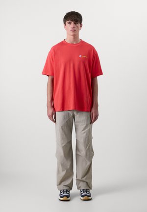 CYCLOPS TEE UNISEX - Print T-shirt - mountain carmine