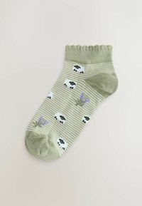 Zelená pruhovaná členková ponožka s vzormi čiernych a bielych oviec a levanduľovými kvetmi pri prstoch. Má vlnitý horný okraj.