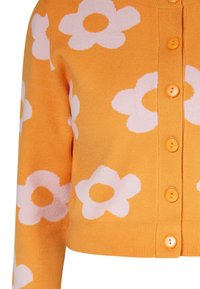 Cardigan lavorato a maglia arancione con motivi a fiori bianchi, presenta una chiusura frontale con bottoni abbinati arancioni e un design cropped.