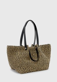 Borsa a tracolla intrecciata nera e dorata, con manici neri e un design spazioso con parte superiore arricciata. Il materiale sembra testurizzato e durevole.