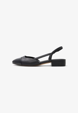 Czarne skórzane buty slingback z zaokrąglonym noskiem, niskim blokowym obcasem i elastycznym paskiem. Charakteryzują się matowym wykończeniem oraz kontrastowym detalem na nosku.