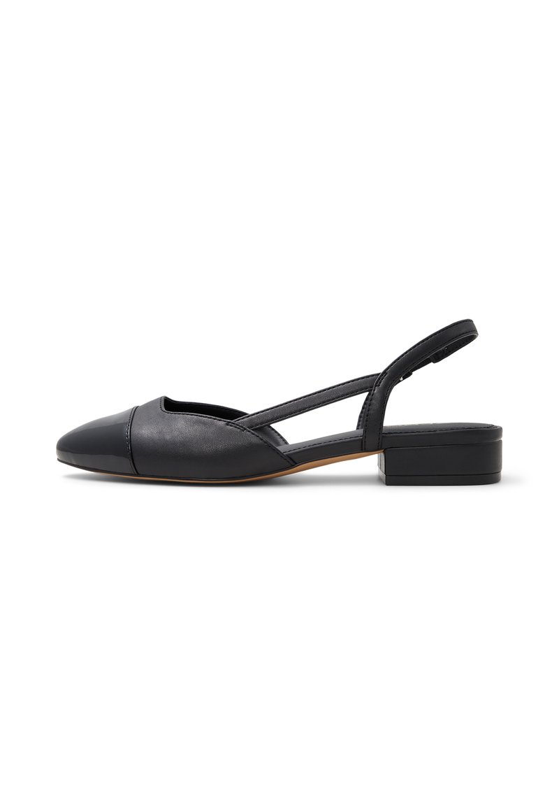 Musta nahkainen slingback-kengät, joissa on pyöristetty kärki, matala lohko korko ja joustava hihna. Ominaisuuksina himmeä pinta ja kontrastivärinen kärkiyksityiskohta.