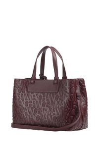 Bolso de piel burdeos con patrón de logo en relieve, doble asa superior y correa de hombro desmontable. Acabado texturizado con forma estructurada.