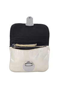 Portafoglio in pelle sintetica argento con interno nero, dotato di chiusura a scatto e tasca con zip, texture liscia e dettaglio metallico circolare.