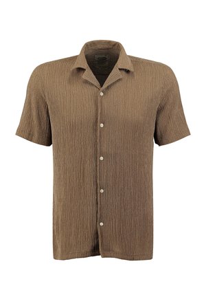 Braunes kurzärmliges Hemd mit Knopfleiste, strukturierter, zerknitterter Stoff und Hemdkragen auf weißem Hintergrund.