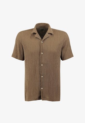 Brązowa koszula na krótki rękaw z guzikiem, wykonana z teksturowanej, pomarszczonej tkaniny, z kołnierzem rozłożystym na białym tle.