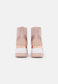 Stivaletti rosa con motivo a trama, dettagli in metallo color oro rosa e suola bianca. Dotati di linguetta per indossarli facilmente.