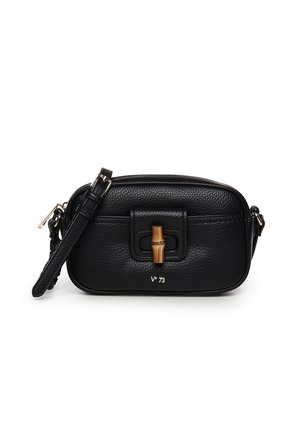 Zwarte crossbodytas van getextureerd leer met verstelbare riem, voorflap die wordt gesloten met een sluiting in bamboestijl en klein goudkleurig "V 73"-logo eronder.