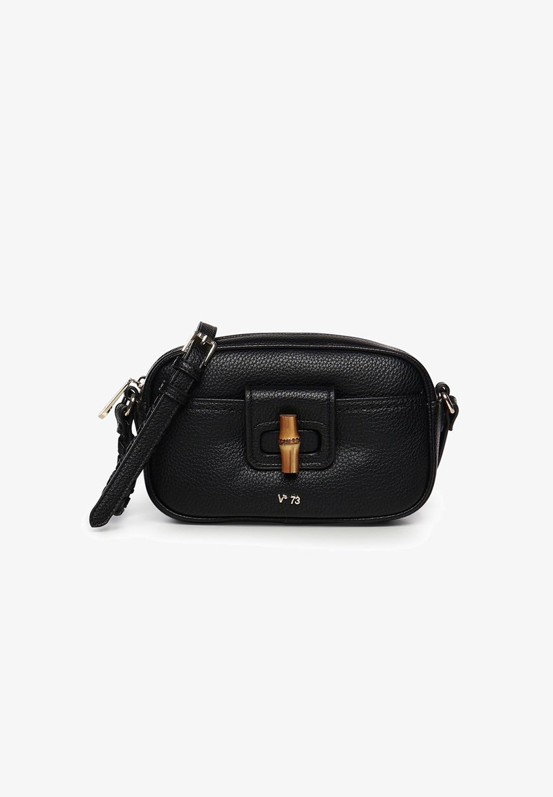 Bolso bandolera de cuero negro con textura, con correa ajustable, solapa frontal asegurada por un broche estilo bambú y pequeño logo dorado "V 73" debajo.