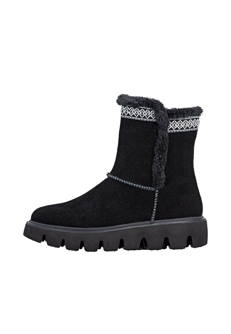 Botas negras de tobillo hechas de fieltro con una parte superior de piel sintética texturizada. Presentan un acento de tela estampada alrededor del puño y un diseño de suela resistente.
