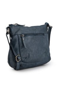 Námořnická kožená crossbody taška s texturovaným povrchem, vybavená horním zipovým uzávěrem a vnější kapsou na zip vpředu. Součástí je nastavitelný popruh.