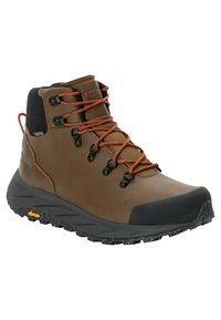 Stivale da trekking marrone con accenti neri, dotato di lacci arancioni, tomaia testurizzata, cappuccio in gomma e suola Vibram per aderenza.