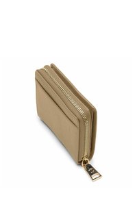 Portafoglio in pelle beige con finitura testurizzata. Presenta una cerniera dorata, slot per più carte e un attacco per portachiavi. Design compatto.