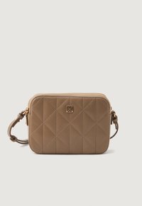 Quilted brun crossbody taske lavet af syntetisk materiale, med et guldfarvet logo, lynlås lukning og en justerbar strop.