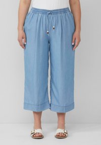 Culottes en lin bleu clair mélangé avec une taille élastique, un cordon de serrage et des accents en perles en bois ; dotées d'ourlets retroussés et d'une coupe décontractée.