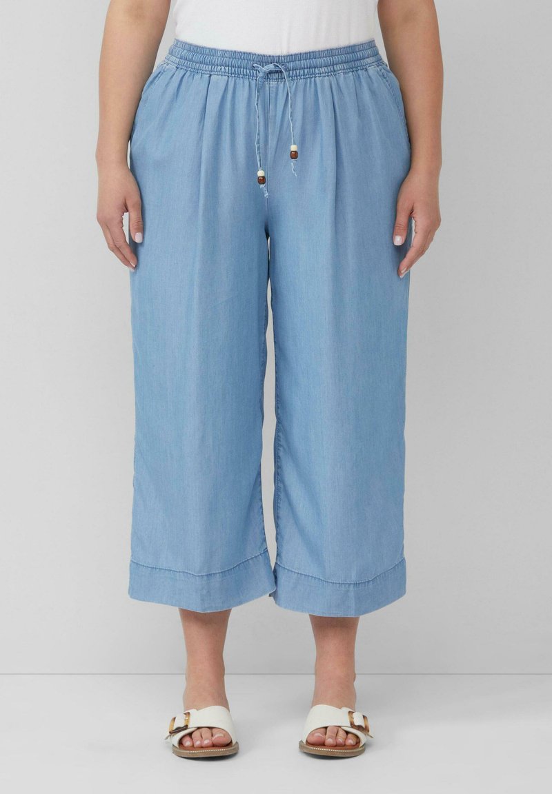 Culottes en lin bleu clair mélangé avec une taille élastique, un cordon de serrage et des accents en perles en bois ; dotées d'ourlets retroussés et d'une coupe décontractée.