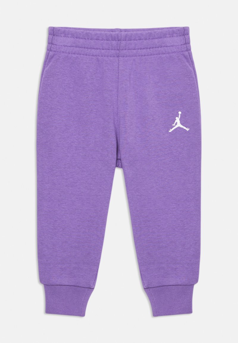 Paarse sweatpants gemaakt van zachte stof, met een elastische tailleband, taps toelopende boorden en een witte Jumpman logo-detail.