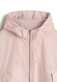 Veste à capuche rose clair en tissu lisse, dotée d'une fermeture éclair à l'avant et d'un cordon de serrage. Comprend une doublure en maille et deux poches avant.