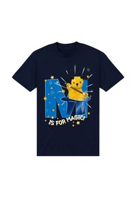 Marinblå t-shirt med en tecknad björn med svarta öron, som håller i en stav och bär en blå hatt, omgiven av gula stjärnor och texten "M står för magi!"