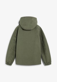 Jachetă cu glugă de culoare verde măslin, cu o textură netedă, croi lejer și manșete elastice. Prezintă detalii de cusătură minimale pe umeri.