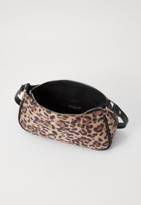Borsa a tracolla con stampa leopardata, esterno in tessuto liscio, dettagli in pelle nera, chiusura con cerniera e interno aperto che mostra l'etichetta del marchio.
