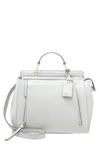 Biała, sztywna torebka skórzana DKNY z uchwytem u góry, odczepianym paskiem na ramię, przednimi kieszeniami na zamek błyskawiczny oraz metką z logo.