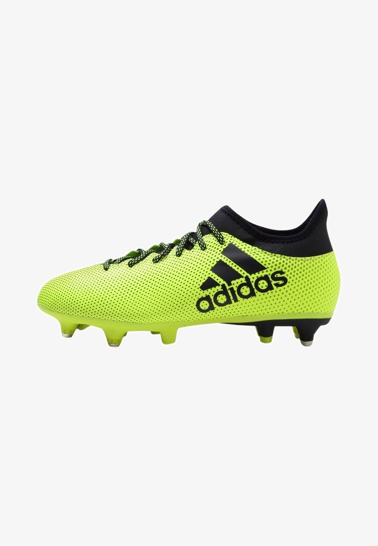 Fotbalové kopačky Adidas v jasné neonově žluté síťovině s černými akcenty, s elegantním designem, šněrováním a tvarovanými kolíky pro lepší přilnavost.