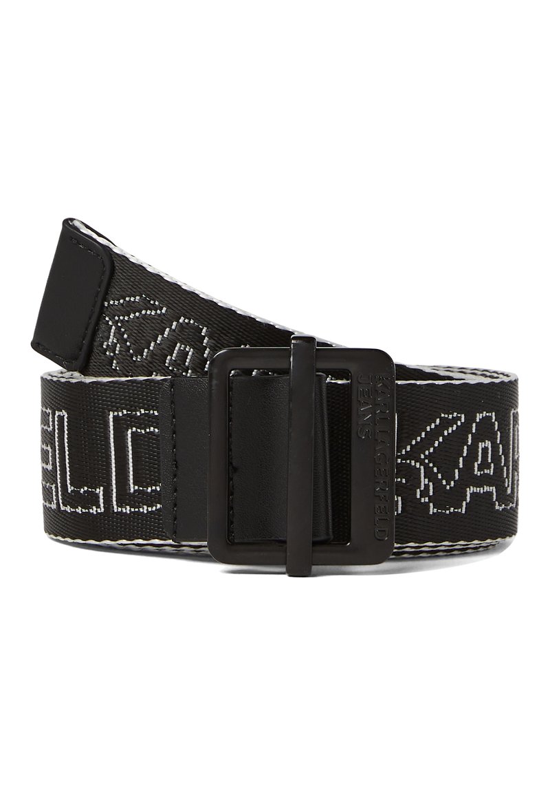 Cinturón de tela negra con un diseño de logo tejido, hebilla negra mate y costuras blancas a lo largo de los bordes. Resistente y ajustable.