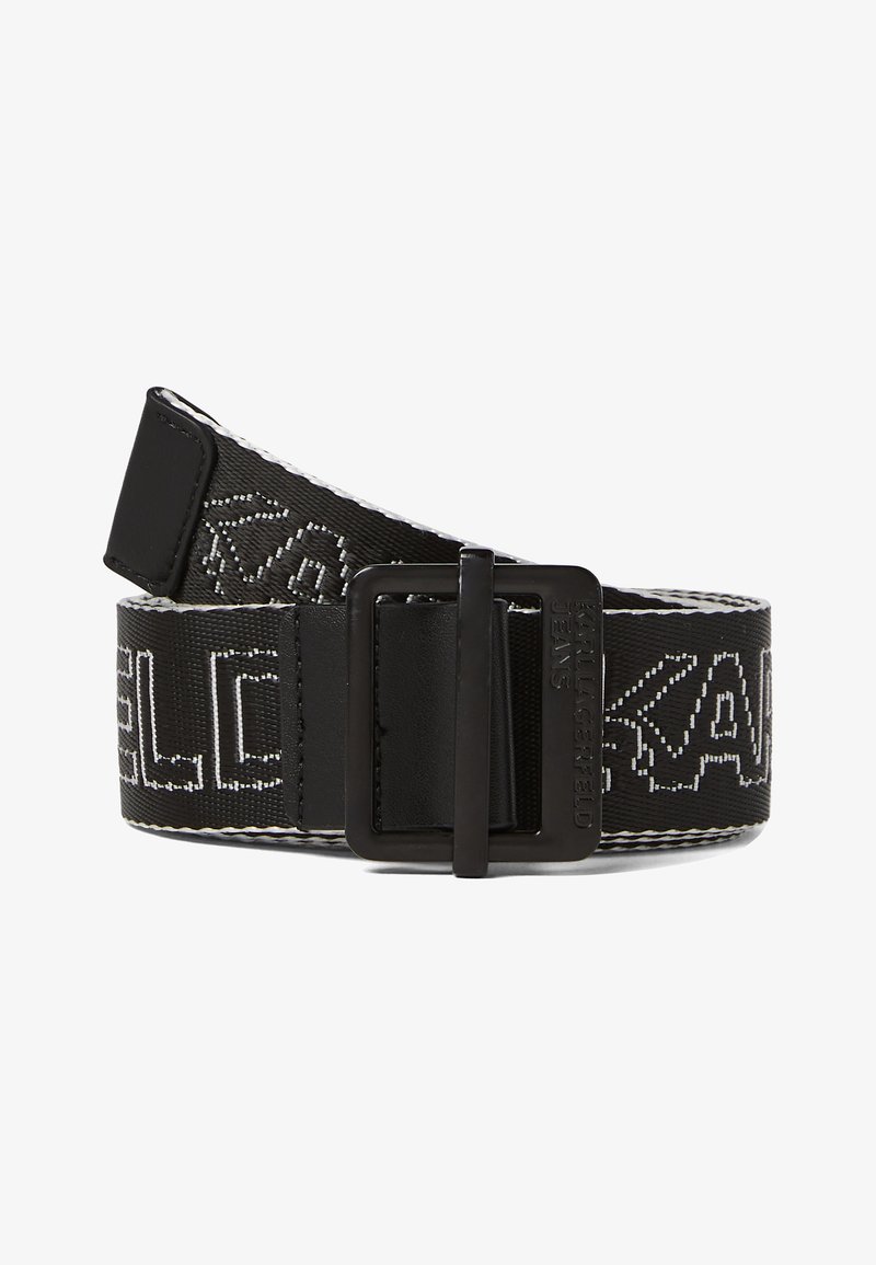 Cinturón de tela negra con un diseño de logo tejido, hebilla negra mate y costuras blancas a lo largo de los bordes. Resistente y ajustable.