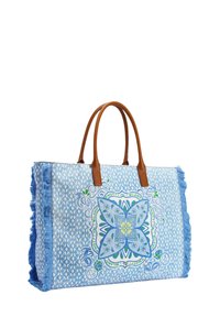 Borsa a tracolla blu con motivo a frange, decorata con un design floreale in verde e blu, completata da manici in pelle marrone caramello.