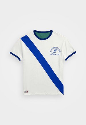 Fehér pamut póló kék átlós csíkkal, zöld belső nyakkivágással és hímzett felirattal: "RL RUNNING CLUB 109 PRINCE ST."