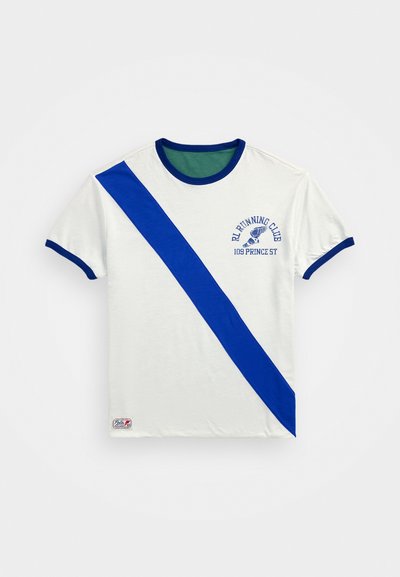 T-shirt de algodão branco com uma faixa diagonal azul, gola interior verde e texto bordado: "RL RUNNING CLUB 109 PRINCE ST."