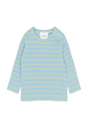 Vaaleansinisistä ja vihreistä raidallisista puuvillasta valmistettu pitkähihainen paita, jossa on pyöreä pääntie ja kaksi nepparia vasemmassa olkapäässä.